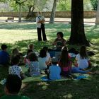 La maestra Francesca legge libri ai bambini al parco: attaccata dal sindacato, ma i genitori la difendono