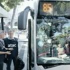 Roma, nuove regole per gli abbonamenti agevoltati dei bus: acquisti e ricariche solo nei box Atac