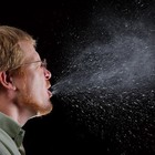 «Coronavirus viaggia col respiro ad ampie distanze». Oms verso revisione uso mascherine. Iss: no evidenze