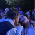Federico Rossi scende dal palco e bacia una fan durante il concerto, lei resta di stucco. Il video è virale sui social