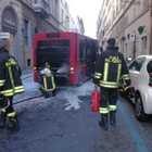 Roma, autobus a fuoco in via Sistina: autista mette in salvo i passeggeri: strada chiusa