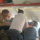 Rissa sul volo Napoli-Ibiza, due donne si strappano i capelli e urlano: «Zoc***a, cornuta!». Interviene la polizia