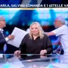 Vittorio Sgarbi e Giampiero Mughini, lite e sediate in tv