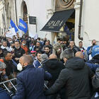 Scontri a Roma tra ristoratori e polizia: feriti due agenti. Una manifestante in lacrime: «Lavoro per un euro»