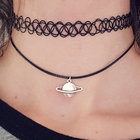 Dal choker ai jeans skinny, i 5 capi che non vanno più di moda Dal choker ai jeans skinny, i 5 capi che non vanno più di moda