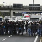 Campania in zona rossa, la rivolta degli ambulanti paralizza l'A1 a Caserta
