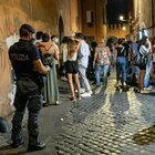 Movida Roma, con la polizia tra i giovani assembrati: e c'è chi reagisce (e viene denunciato)