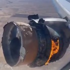 Usa, motore in fiamme e detriti a terra: atterraggio di emergenza per volo United