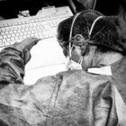 Infermiera sfinita si addormenta con mascherina e guanti: la foto commuove il web