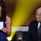 Hope, star del calcio accusa Blatter: "Mi ha molestata alla cerimonia del Pallone d'Oro". E lui: "È ridicolo"