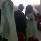 Va al matrimonio dell'amante con il vestito da sposa: e in chiesa scoppia il caos Video