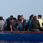 Migranti, tragico naufragio al largo della Libia. L'Unhcr: «70 cadaveri in acqua, 100 i dispersi»