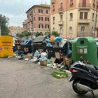 Nuova emergenza rifiuti e sciopero raccolta. Cassonetti pieni da Trastevere al quartiere Africano