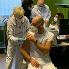 Bassetti: «Minacciato e insultato dai no-vax per il vaccino»