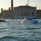 Choc a Venezia, barchino urta un paletto: muore 12enne, sotto choc il padre che ha tentato di salvarla