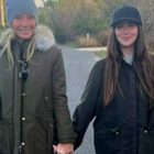 Gwyneth Paltrow e Dakota Johnson mano nella mano: l'ex moglie e la fidanzata di Chris Martin d'amore e d'accordo