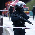 Parigi, accoltella passanti a caso: uno muore. Urlava «Allah Akbar», ucciso dalla polizia