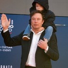 Atreju, Elon Musk col figlio sul palco: «Fate più bambini». Sui social scoppia il caso: «Sanno che ha fatto ricorso alla maternità surrogata?»