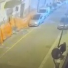 Bari, il momento del crollo della palazzina ripreso dalle telecamere: una passante si salva per un soffio