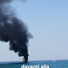 Barca a fuoco davanti alla spiaggia di Castiglion della Pescaia: i bagnanti chiamano i soccorsi