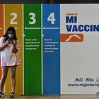 Vaccini, un italiano su due al traguardo doppia dose ma i contagi crescono: scontro sull'iniezione obbligatoria