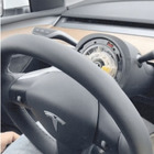 Guida una Tesla e rischia la vita: «Il volante è caduto mentre ero in autostrada». La denuncia sui social