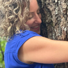 Donna "fidanzata" con un albero: «Sono ecosessuale, ho sentito una connessione erotica»
