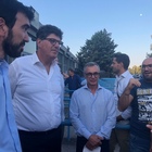 Martina ai cancelli della fabbrica parla con gli operai e chiede un incontro a Di Maio Martina ai cancelli della fabbrica parla con gli operai e chiede un incontro a Di Maio