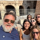 Russell Crowe al Colosseo, il gladiatore: «Sono tornato nel mio ufficio»