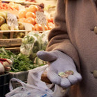 Pensionata ruba per mangiare al supermarket: «Dura campare con 425 euro»