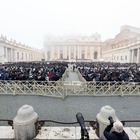 Funerali papa Ratzinger, fedeli truffati: «Abbiamo la prenotazione per i posti a sedere per la cerimonia». Ma l'ingresso non è valido