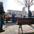 Troppi assembramenti, così in provincia di Pistoia si tolgono le panchine dalla piazza