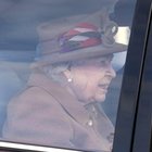 La Regina Elisabetta e quel piccolo dispositivo all'orecchio destro scovato dai fotografi