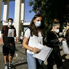 Test di ingresso a medicina, proteste davanti all'università: «Dopo pandemia, no a numero chiuso». Il rettore: non è un problema