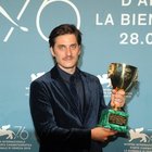 Venezia, Luca Marinelli miglior attore: «Dedico il premio a chi salva vite in mare»