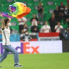 Germania-Ungheria, invasione di campo di un attivista Lgbt con la bandiera arcobaleno