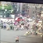 Auto pirata travolge i passanti al mercato: ha calpestato e ucciso un uomo