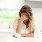 Mal di testa, donne più colpite: dalle garze alla dieta, ecco come prevenirlo