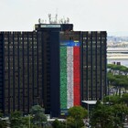 Poste Italiane, un tricolore di 60 metri con le foto di migliaia di dipendenti per tifare gli Azzurri
