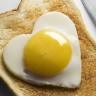 Uovo fritto con l'olio o il burro? La ricetta che spopola su Twitter