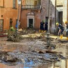 Maltempo, bomba d'acqua nelle Marche: 7 vittime, tra i dispersi anche un bambino. «Strade come fiumi, auto trascinate via»