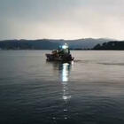 Tragedia sul lago Maggiore, battello turistico si ribalta: le ricerche dopo la tromba d'aria