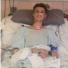 Calciatore in ospedale per polmonite, i medici gli amputano entrambe le gambe: «Era l'unico modo per salvarlo»