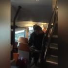 Polizia francese trascina migrante incinta giù dal treno