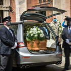 Carla Fracci, i funerali: la bara coperta di fiori bianchi. Marito e figlio in lacrime: «Ora sei in cielo, vestita di bianco» LA DIRETTA