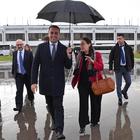 Di Maio gentiluomo: rompe il protocollo e regge l'ombrello alla funzionaria tunisina