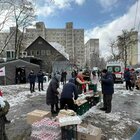 Ucraina, l'evacuazione da Irpin: bambini e anziani sotto la neve