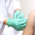 Influenza, vaccino raccomandato e gratis per bimbi e over 60. Ministero: «Anticipare a ottobre»