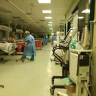 Bergamo, infermiere ruba il bancomat di un anziano morto per coronavirus e gli prosciuga il conto