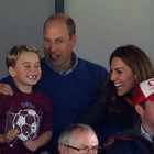 Kate e William portano baby George allo stadio: il tifo scatenato del principino diventa virale